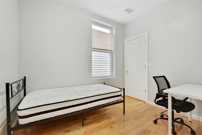 Foto del edificio - 221 Beacon Ave