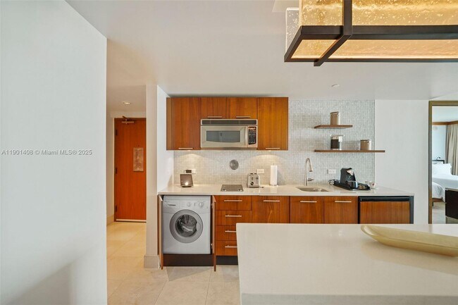 Foto del edificio - 6801 Collins Ave