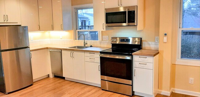 Cocina - 3707 Lawrence Ave