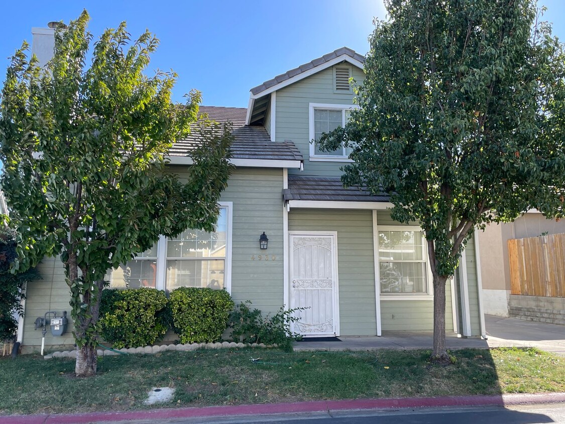 Foto principal - Awesome Sacramento 4 bd/2.5 bath home