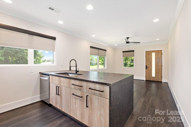 Foto del edificio - 1928 W Trade St