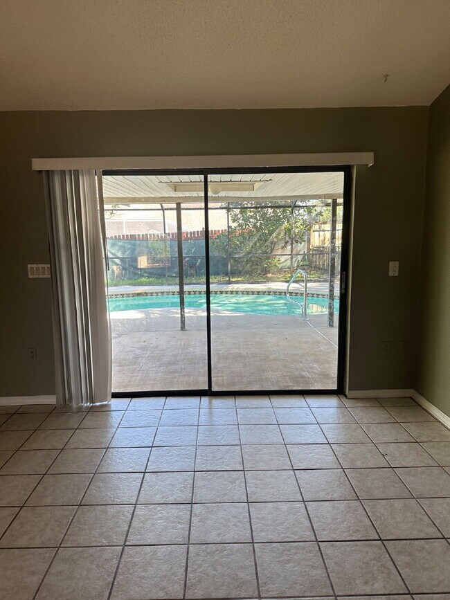 Foto del edificio - Large 3 Bedroom, 2 Bathroom, Oversized 2 C...