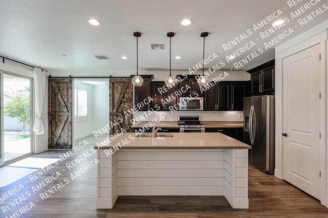 Building Photo - Gorgeous and Charming 4-Bed, 2.5 bath in E...