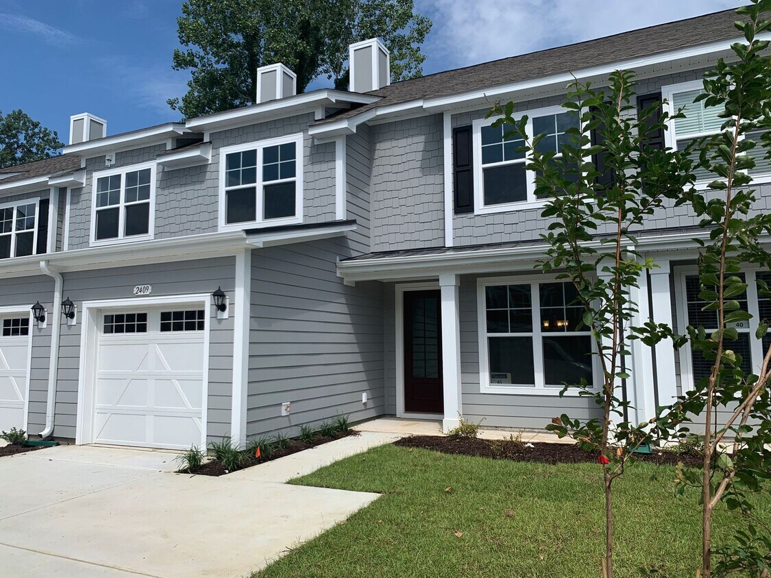 Primary Photo - 4 Bedroom, 2.5 Bath, Pet Friendly Town Hom...