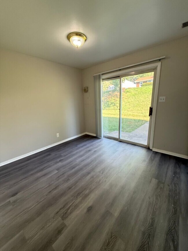 Foto del edificio - 4713 Lakeside Dr