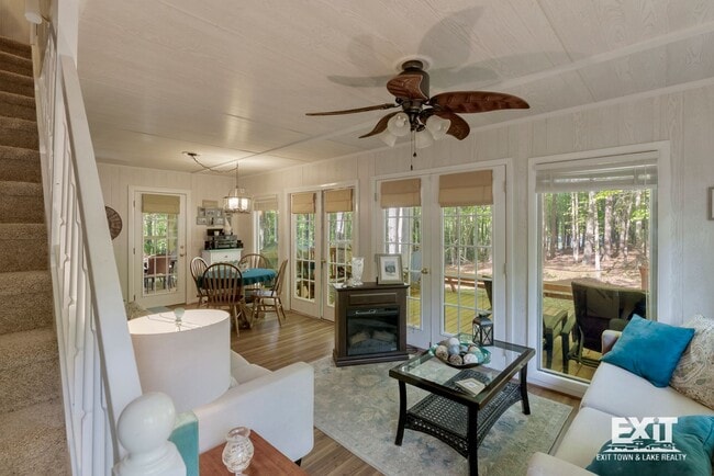 Building Photo - 4 Bedroom, 2 Bath Home Available on Kerr Lake with Private Dock