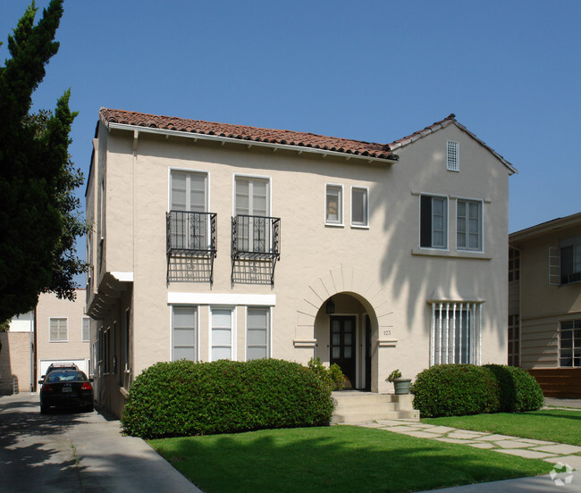 Building Photo - 123 N. Hamilton Dr. Apartments