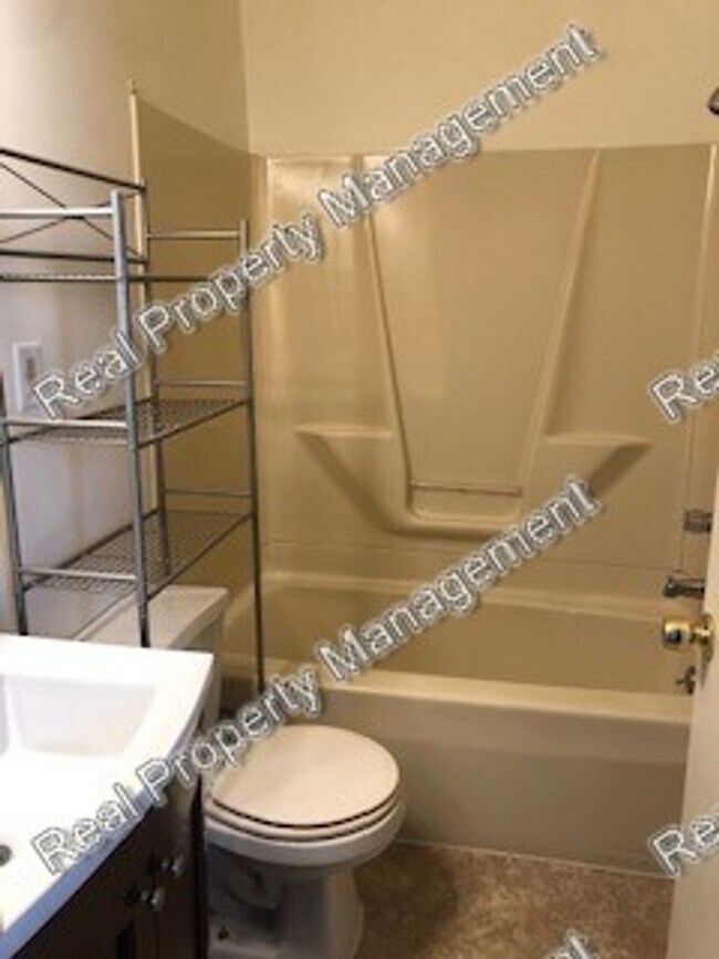 Foto del edificio - One Bedroom Main Floor Apartment