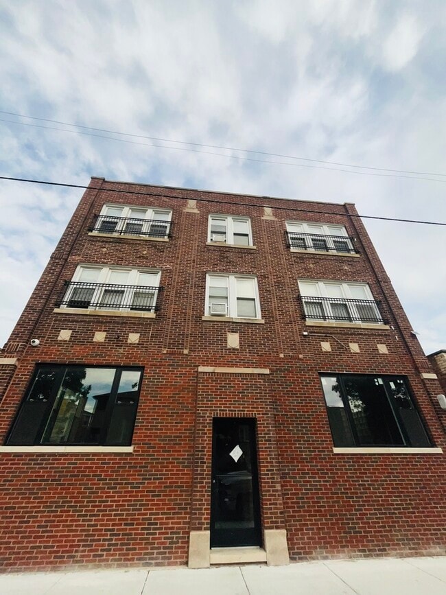 Building Photo - 5850 W Higgins Ave