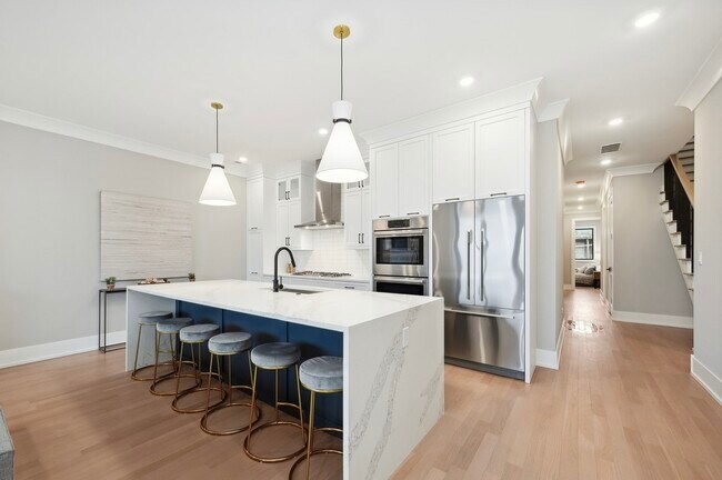 Foto del edificio - 3010 W Montrose Ave