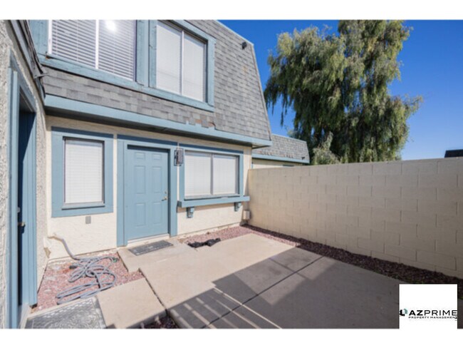 Foto del edificio - Beautifully Maintained 2/1 Phoenix Townhouse - Comfort, Charm &amp; Prime Location.