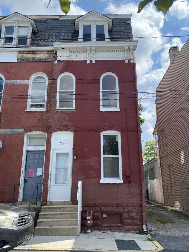 Primary Photo - Three Bedroom Home In York City Schools