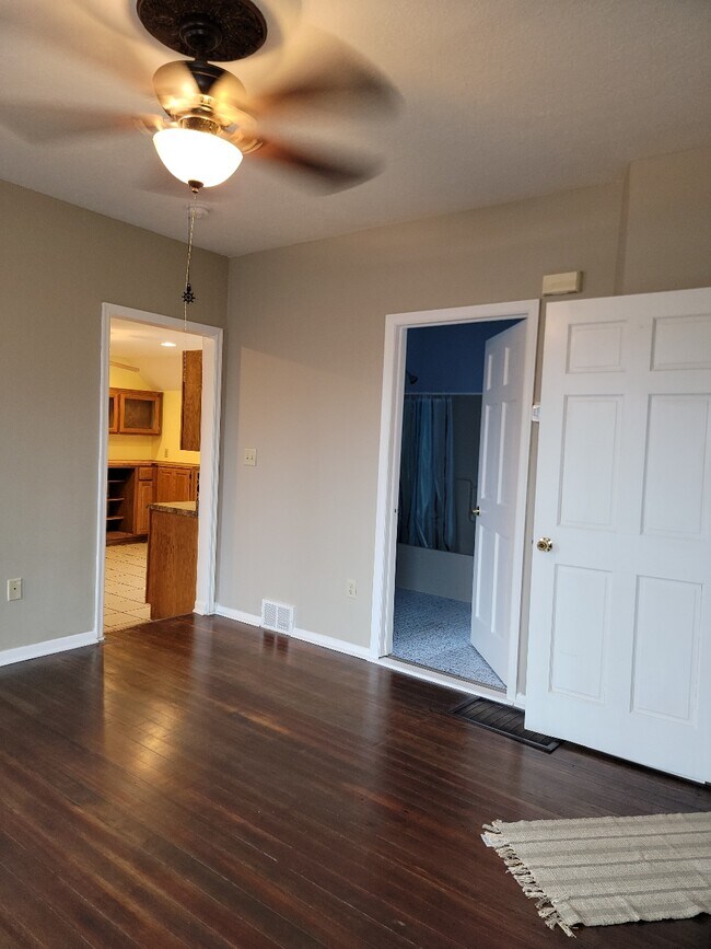 Foto del edificio - 1023 N Churchill St