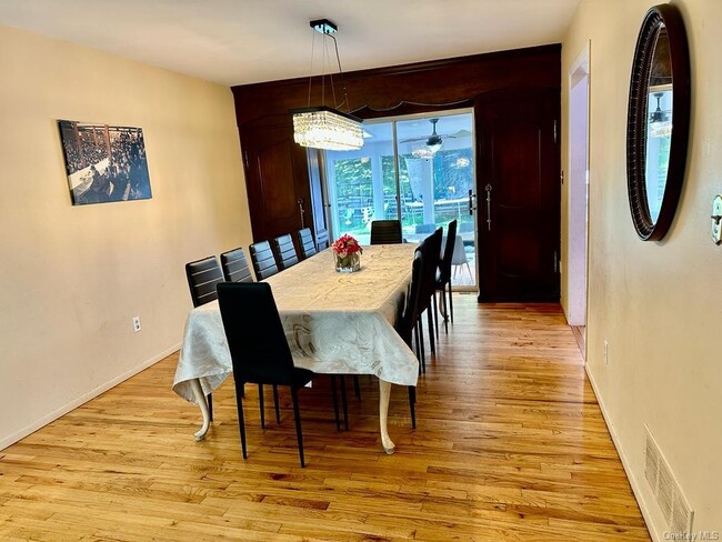 Foto del edificio - 13 Tamarack Ln