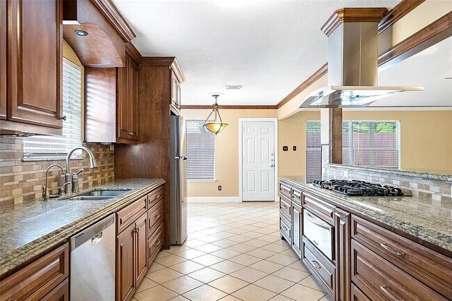 Building Photo - 7811 Fall Glen Dr
