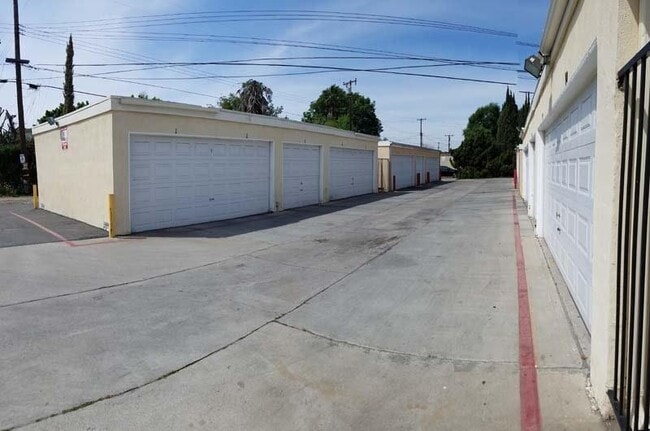 Garages - 1916 E Wilson Ave