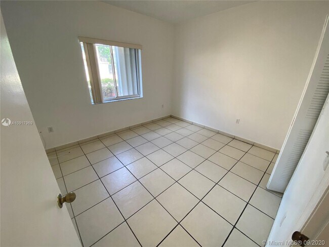 Building Photo - 452 SW 10th St