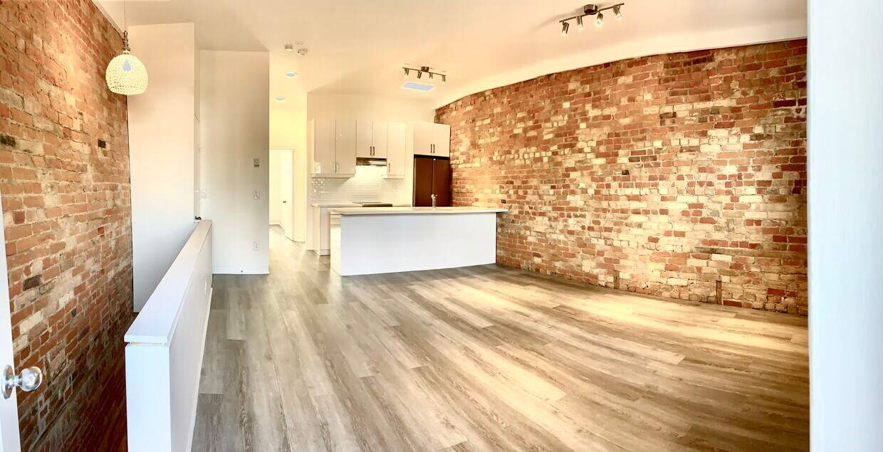 Primary Photo - 1164 Queen St W