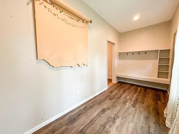 Building Photo - 518 W Maple Ave