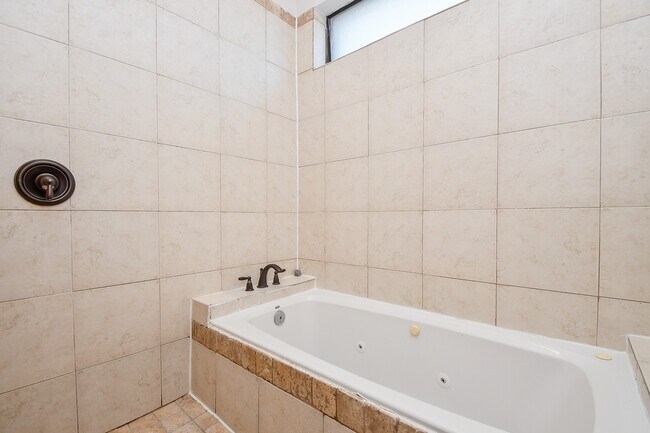 Foto del edificio - 2422 Navigation Blvd