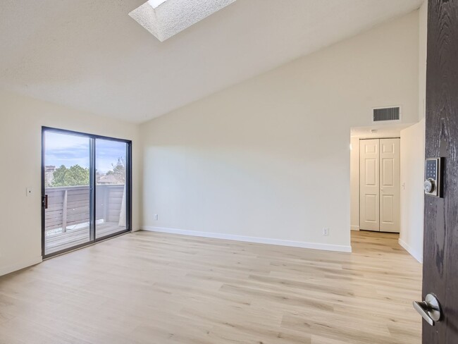 Foto del edificio - Stunning 1 bedroom 1 Bathroom in Lakewood!