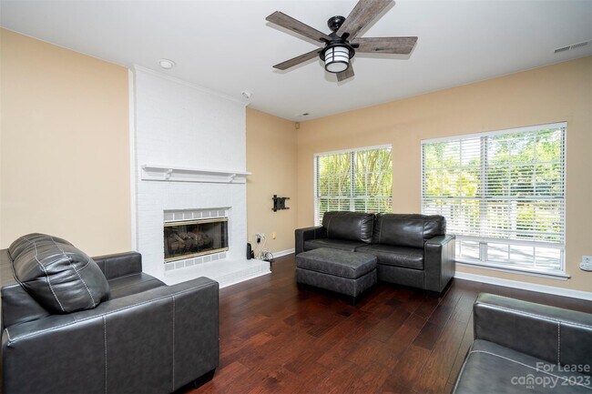 Foto del edificio - 141 Ashford Hollow Ln