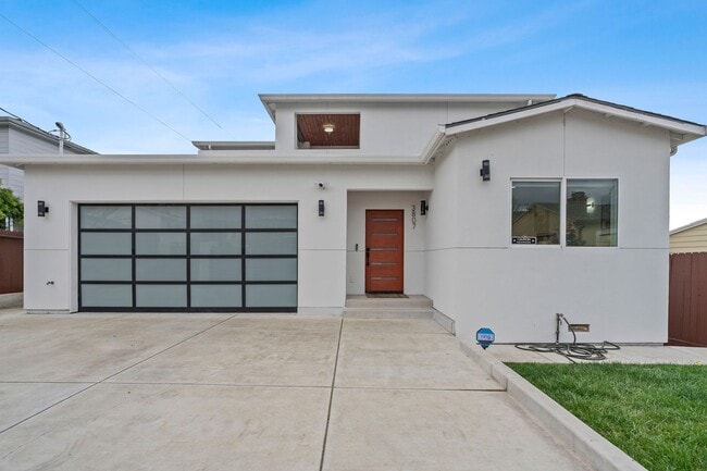 Building Photo - Stunning 4/3 in the Oakland Hills