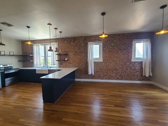 Building Photo - 710 N 6th Ave