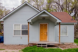Building Photo - 913 Arrowhead St
