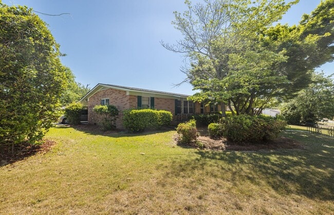 Foto del edificio - 240 Maywood Dr