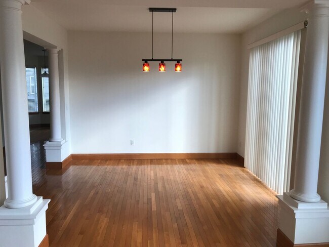 Foto del edificio - Beautifully Updated 4-Bedroom Home in Desi...