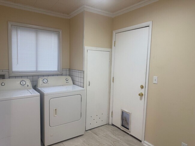 Foto del edificio - Step into this beautifully updated 1950's gem, where charm meets modern convenience