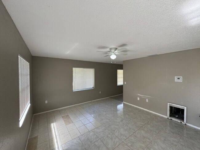 Foto del edificio - 4905-4907 Lake Hill Ct