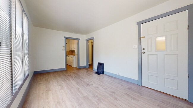 Building Photo - 1127 Bell St