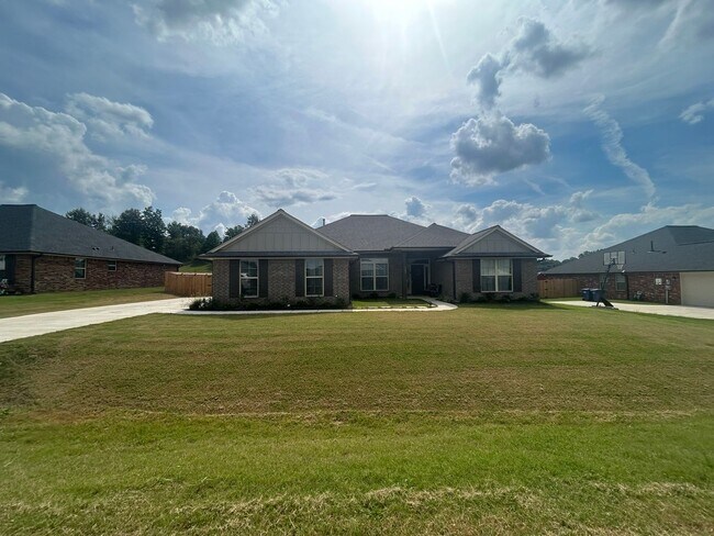 Foto del edificio - Minimum 6 month Lease! 4 Bedrooms all on l...