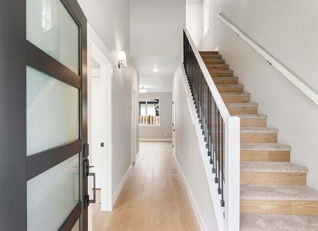 Foto del edificio - Beautiful New Construction 4-Bedroom Home with a Main-Level Bedroom, Designer Finishes, Attached ...