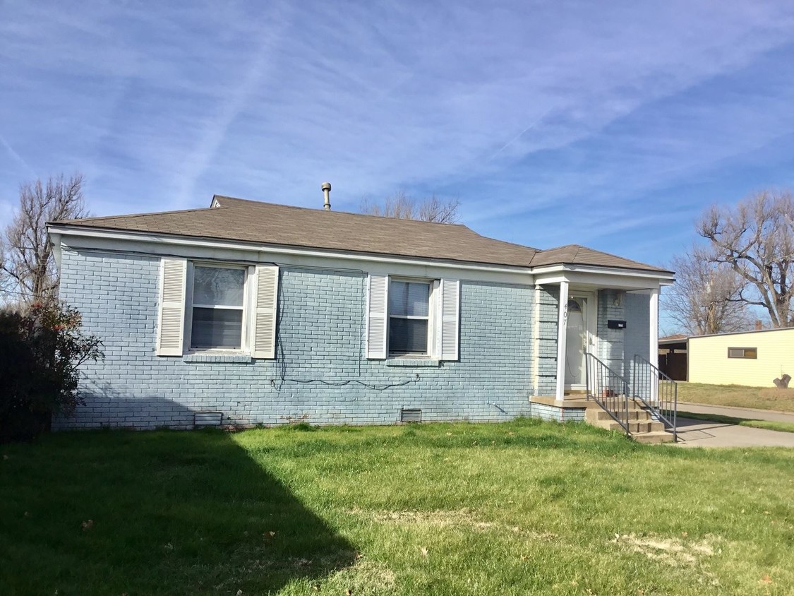 Primary Photo - 3 br, 1 bath House - 407 E Rickenbacker