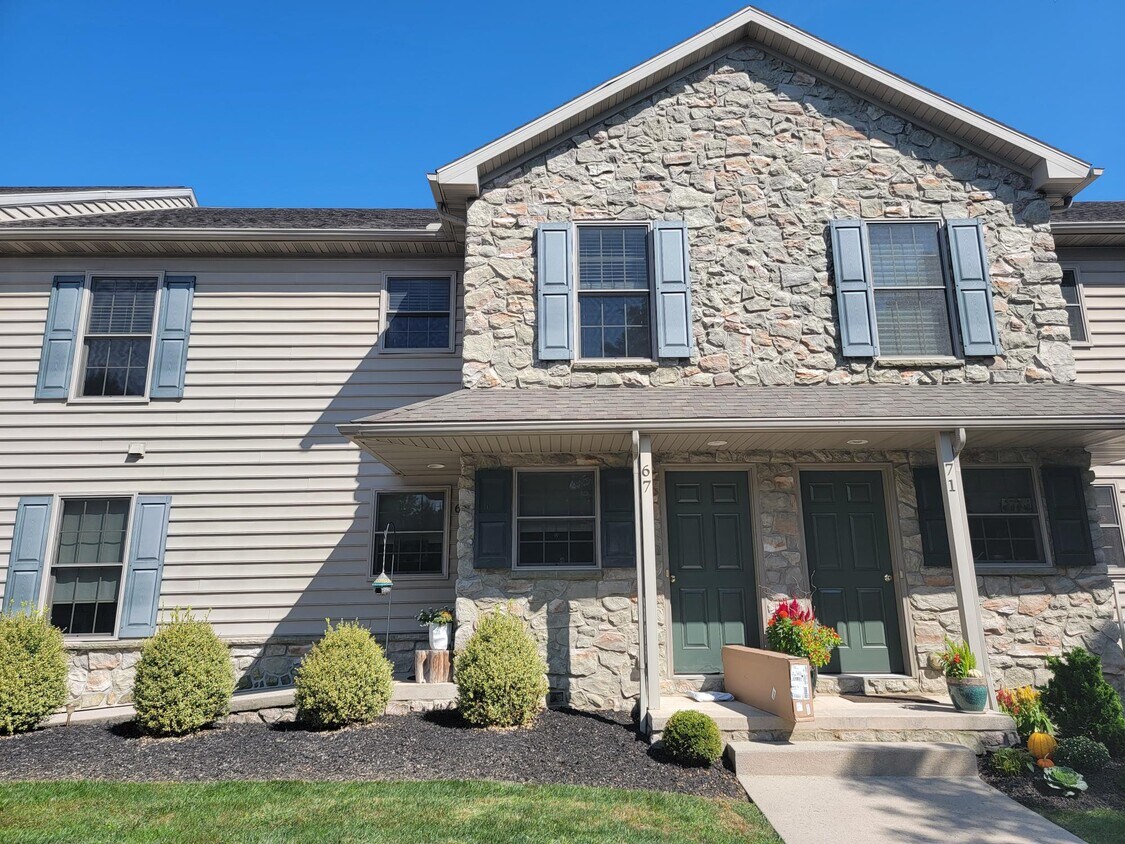 Foto principal - 67 Midway Farms Ln