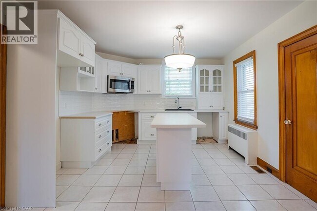 Building Photo - 324 King St E