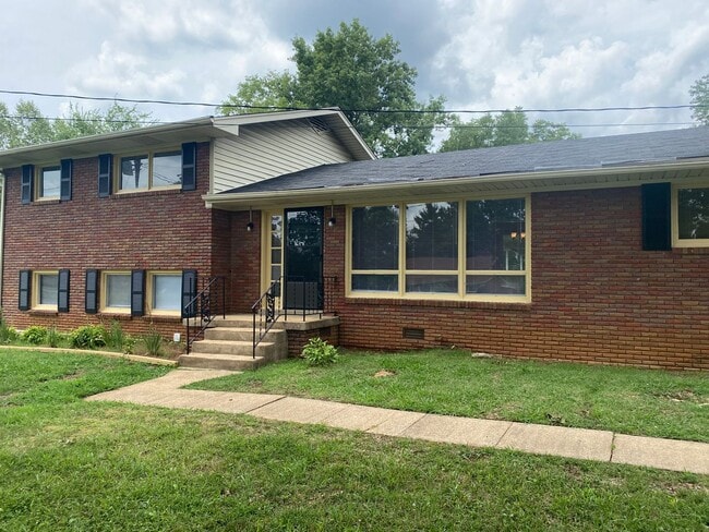 Building Photo - Charming 4 BR, 2 BA, Close to MTSU, 1 Car Garage, Large Carport