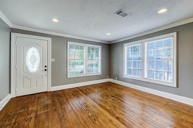 Building Photo - 1006 Robbie St