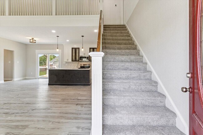 Building Photo - Renovated 5-bedroom 3.5-bathroom home loca...