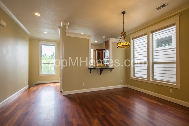Building Photo - Prime Location - Luxury Two Bedroom Townho...