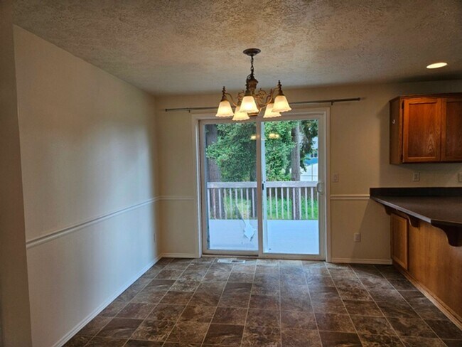 Building Photo - 4Bd/3Ba Two Story House - Available to View!