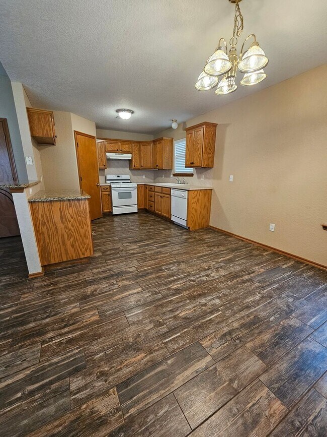 Foto del edificio - (3) Bed/(2) Bath in Tecumseh Ridge Addition Avail NOW! Pets Negotiable.