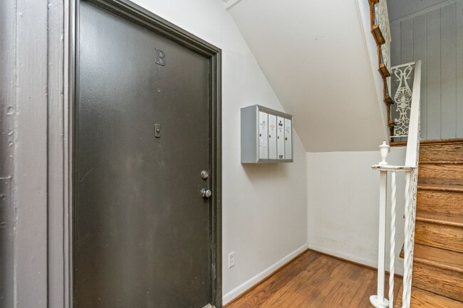Building Photo - 2305 20th Ave S