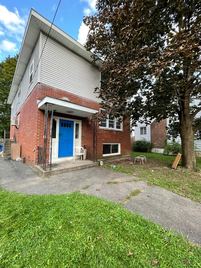 Building Photo - 604 Providence St