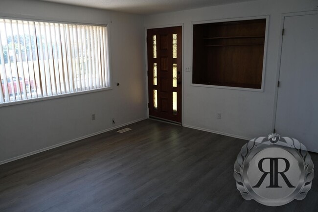 Building Photo - West Valley Tri-Plex, Washer/Dryer & Utili...