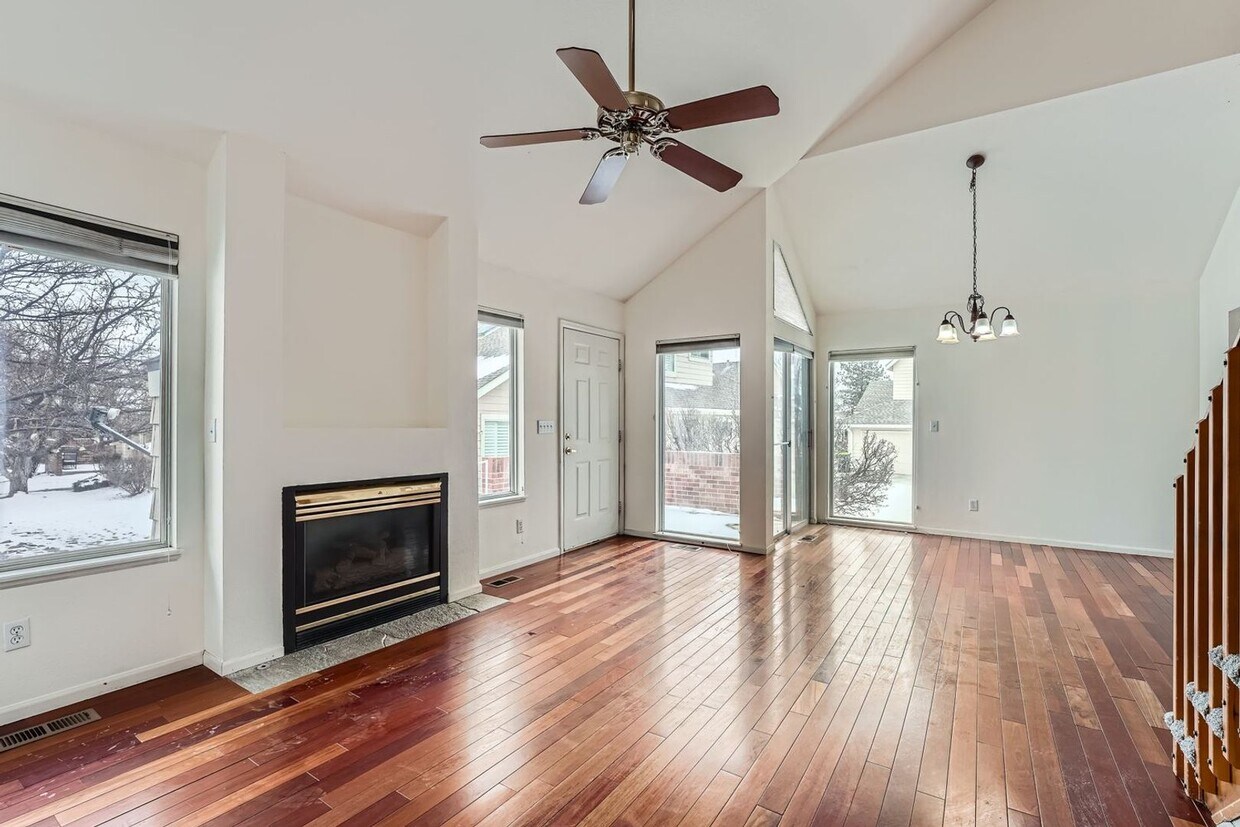 Foto principal - Beautiful Home in Aurora Available now! 2/2