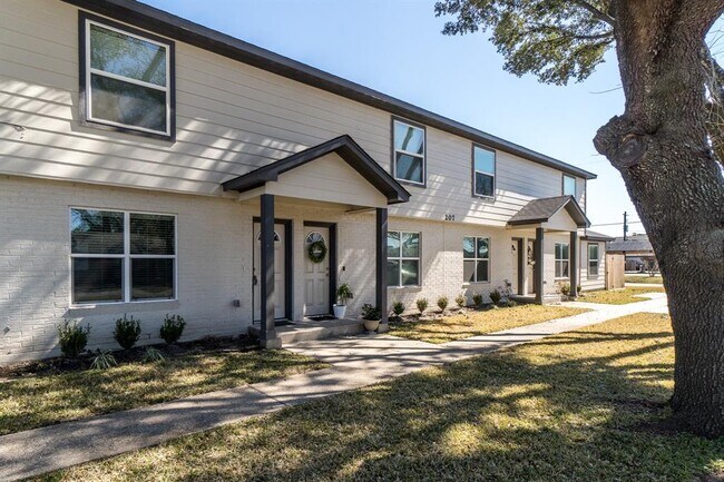 Building Photo - 207 N Poplar St